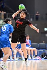 【女子１回戦・上士幌―札幌静修】ディフェンスをかわしてシュートを放つ上士幌の清水愛心（２年）