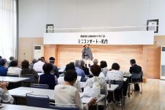 昭和歌謡を歌い合ったミニコンサート（同会提供）