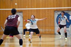 【女子団体戦北北海道決勝・旭川商―旭川実】第２ゲーム、シャトルを打ち返す旭川商の藤川千愛（白色指ホーム、左）＝金野和彦撮影