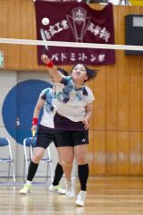 【女子団体戦北北海道決勝・旭川商―旭川実】第２ゲーム、相手のコートに強く打ち込む旭川商の藤川千愛（金野和彦撮影）