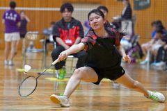 【女子団体北北海道１回戦・帯柏葉―旭川龍谷】第２ゲーム、シングルスで気迫を見せる帯柏葉の小松理世主将（金野和彦撮影）
