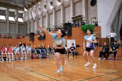 【女子団体戦北北海道準々決勝・帯三条―武修館】第１ゲーム、果敢に攻める帯三条の内田千智（左手前）。右後方は三浦一華（金野和彦撮影）