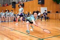 【女子団体戦北北海道準々決勝・帯三条―武修館】第１ゲーム、ラケットを伸ばしシャトルをひろう帯三条の内田千智（手前）。後方は三浦一華（金野和彦撮影）