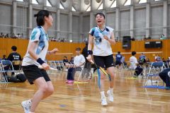 【女子団体戦北北海道決勝・旭川商―旭川実】第１ゲーム、ポイントを上げ、気迫を見せる旭川商の三島美誉（右、帯一中出）＝金野和彦撮影