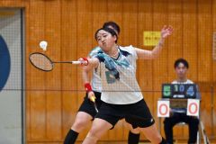 【女子団体戦北北海道決勝・旭川商―旭川実】第２ゲーム、シャトルを打ち返す旭川商の藤川千愛（金野和彦撮影）