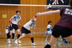 【女子団体戦北北海道決勝・旭川商―旭川実】第２ゲーム、シャトルを打ち返す旭川商の藤川千愛（白色ユニホーム、手前）＝金野和彦撮影