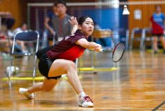 【女子団体戦北北海道決勝・旭川実―旭川商】第２ゲーム、シャトルをひろう旭川実の杉野冬花（帯一中出）＝金野和彦撮影
