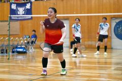 【女子団体戦北北海道決勝・旭川実―旭川商】第２ゲームポイントを挙げ、ガッツポーズを見せる旭川実の熊谷彩月（帯南町中出）＝金野和彦撮影