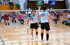 【女子団体戦北北海道決勝・旭川商―旭川実】第２ゲーム、ポイントを奪いタッチを交わす旭川商の藤川千愛（左）＝金野和彦撮影