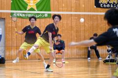 【男子団体戦北北海道準々決勝・帯工―旭川商】第２ゲーム、スマッシュを打ち込む帯工の新井遥人（手前）と川瀬晴琉（金野和彦撮影）