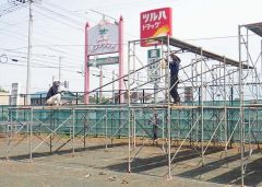 あんどん製作小屋を作る拓殖工業の社員ら（提供写真）