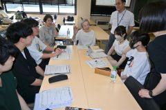 ＮＰＯ音更町文化事業協会音楽部門委員会のメンバーらと懇談する帯広大谷短大の学生ら