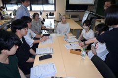 ＮＰＯ音更町文化事業協会音楽部門委員会のメンバーらと懇談する帯広大谷短大の学生ら
