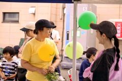来場者と言葉を交わす早坂さん