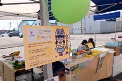 更別で開かれたレモネードスタンド「ちぃレモ」。会場には知優希さんのイラストが飾られた
