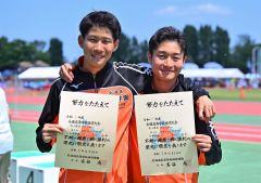 【男子５０００メートル決勝】賞状を手に肩を組む白樺学園の大友悠輝（左）と安田塙史