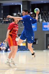 【女子準々決勝・帯柏葉―札幌北陵】ディフェンスをかわしながらシュートを放つ帯柏葉の仁井田一花（２年）