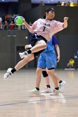 【女子準々決勝・帯三条―市立札幌新川】右サイドから強烈なシュートを打ち込む帯三条の村橋蘭（３年）