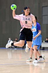 【女子準々決勝・帯三条―市立札幌新川】高い打点から力強くシュートを放つ帯三条の松井花怜（２年）