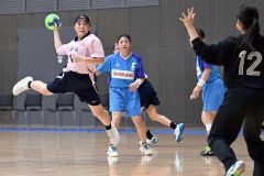 【女子準々決勝・帯三条―市立札幌新川】キーパーの動きを見ながらシュートを放つ帯三条の島田心菜（１年）