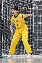 【女子準々決勝・帯三条―市立札幌新川】ＤＦへ指示をする帯三条のＧＫ堀心珀（３年）