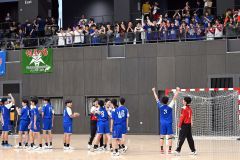 【男子準々決勝・帯三条―函大有斗】試合終了後、応援席へとあいさつをする帯三条の選手たち
