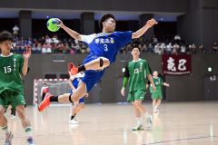 【男子準々決勝・帯三条―函大有斗】ダイナミックな跳躍からシュートを放つ帯三条の川原徹平（３年）