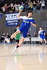 【男子準々決勝・帯三条―函大有斗】速攻から強烈なシュートを放つ帯三条の山口大登（２年）