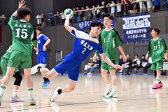 【男子準々決勝・帯三条―函大有斗】体勢を崩しながらシュートを放つ帯三条の橘井証（３年）