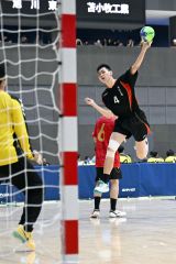 【男子１回戦・帯三条―室蘭栄】高い打点からゴールを狙う帯三条の伊東寛剛（３年）