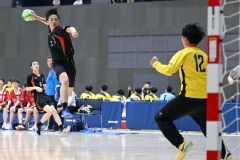 【男子１回戦・帯三条―室蘭栄】キーパーの動きを見ながらシュートを打ち込む帯三条の工藤天磨（３年）