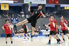 【男子１回戦・帯三条―室蘭栄】力強いシュートを放つ帯三条の山口大登（２年）