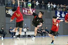 【男子１回戦・帯三条―室蘭栄】ディフェンスをかわしてシュートを放つ帯三条の橘井証（３年）