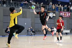 【男子１回戦・帯三条―室蘭栄】キーパーをかわしながらゴールを狙う帯三条の川原徹平（３年）