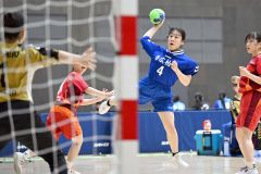 【女子準々決勝・帯柏葉―札幌北陵】右サイドからシュートを放つ帯柏葉の田川穂佳（３年）