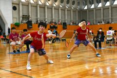 【男子個人戦ダブルス北北海道決勝】第２ゲーム、果敢に攻める帯大谷の竹村怜斗（左手前）。右後方は木村友翔（金野和彦撮影）