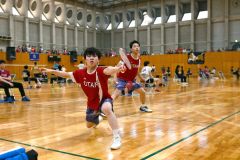 【男子個人戦ダブルス北北海道決勝】第２ゲーム、果敢に攻める帯大谷の竹村怜斗（手前）。後方は木村友翔（金野和彦撮影）