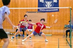 【男子個人戦ダブルス北北海道決勝】第１ゲーム、果敢に攻める帯大谷の竹村怜斗（右）。左後方は木村友翔（金野和彦撮影）