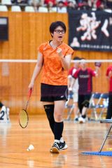 【女子団体戦南北北海道決勝・とわの森三愛―旭川商】第１ゲーム、ポイントを奪い気迫を見せる、とわの森三愛の織本知夏（帯一中出）＝金野和彦撮影