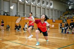 【女子個人戦ダブルス北北海道・準々決勝】第１ゲーム、稚内のペアと激しく打ち合う帯三条の内田千智（手前）。左後方は三浦一華（金野和彦撮影）
