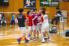 【男子団体戦南・北北海道決勝・帯大谷―大谷室蘭】帯大谷の木村友翔（中央）がシングルス戦で勝利し、セットカウント３―１で全道優勝が決まり、仲間が木村のもとへ駆けより歓喜する（金野和彦撮影）