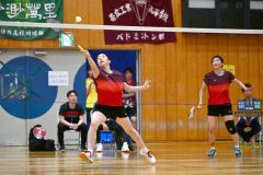 【女子個人戦ダブルス北北海道・準決勝】第１ゲーム、ネット際のシャトルを打ち返す、旭川実の杉野冬花（左、帯一中出）＝金野和彦撮影