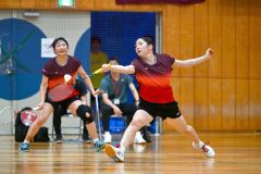 【女子個人戦ダブルス北北海道・準決勝】第１ゲーム、ネット際のシャトルを打ち返す、旭川実の杉野冬花（右、帯一中出）＝金野和彦撮影