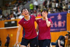 【女子個人戦ダブルス北北海道・準決勝】旭川実のペアを下し、インターハイの出場を決めた旭川商の三島美誉（左、帯一中出）。歓喜極まりペアの中村悠良と涙を見せる（金野和彦撮影）