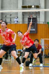 【女子個人戦ダブルス北北海道・準決勝】後衛から鋭いスマッシュを打つ、旭川実の熊谷彩月（右、帯南町中出）＝金野和彦撮影
