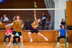 【女子個人戦ダブルス北北海道・決勝】ファイナルゲーム、スマッシュを打ち込む旭川商の三島美誉（右、帯一中出）＝金野和彦撮影