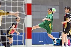 【女子決勝・帯三条―札幌北陵】後半終了間際、帯三条の村橋蘭（３年）がシュートを決めて１８－１９と１点差とする（須貝拓也撮影）