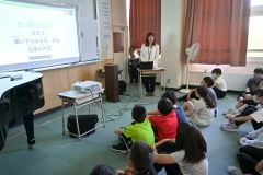 ファーストリテイリングの今野さん（中央奥）を講師に招き「服のチカラ」について学ぶ児童ら