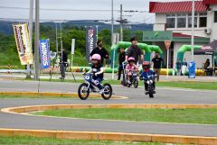幕別自動車学校のＳ字クランクを疾走する子どもたち