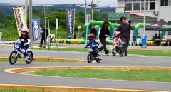 幕別自動車学校のＳ字クランクを疾走する子どもたち